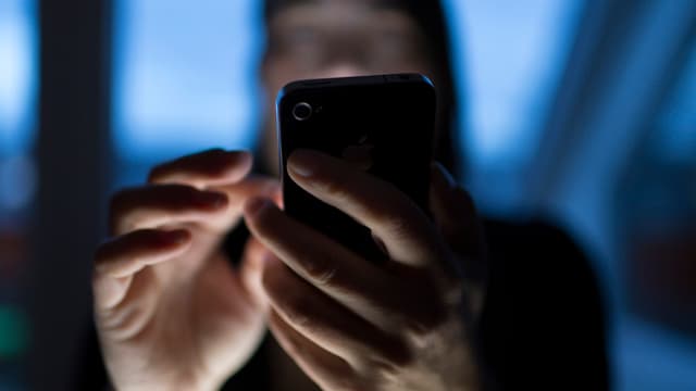 Frau tippt auf einem Smartphone Frau tippt auf einem Smartphone