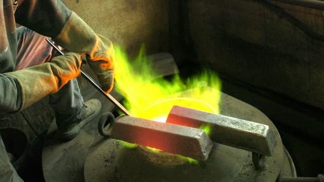 Metallbarren über grünen Flammen. Metallbarren über grünen Flammen.