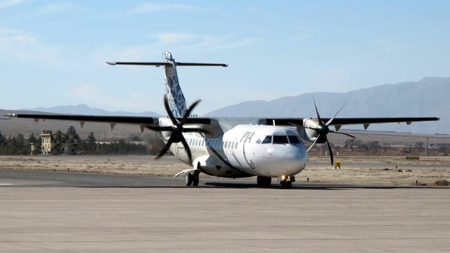 Ein Flugzeug des Typs ATR-42 auf der Rollbahn eines Flughafens. Ein Flugzeug des Typs ATR-42 auf der Rollbahn eines Flughafens.