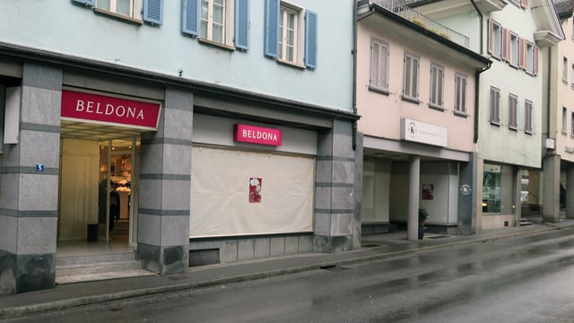 Ein zugeklebtes Schaufenster in der Schmiedgasse in Altdorf Ein zugeklebtes Schaufenster in der Schmiedgasse in Altdorf
