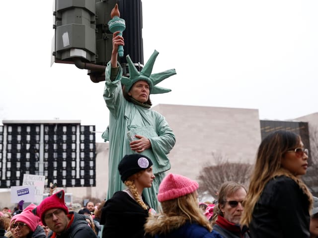 Frau als Freiheitsstatue verkleidet.
