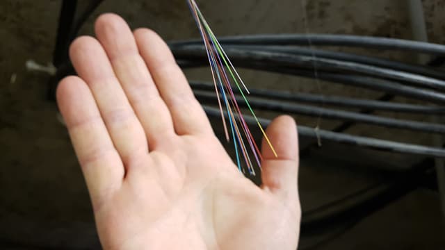 A4-Blatt mit einer von Hand gezeichneten Karte des Ligerzer Glasfasernetzes. A4-Blatt mit einer von Hand gezeichneten Karte des Ligerzer Glasfasernetzes.