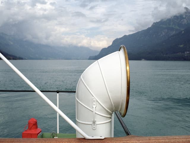 Ein weisses Schiffsrohr vor dem Hintergrund eines behangenen Himmels über einem See. Ein weisses Schiffsrohr vor dem Hintergrund eines behangenen Himmels über einem See.