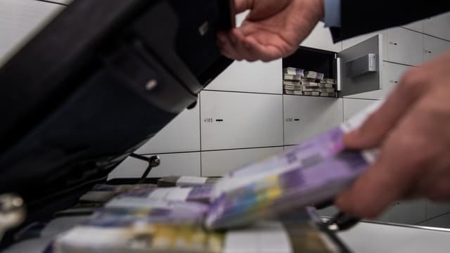 Banknoten und ein Schliessfach Banknoten und ein Schliessfach