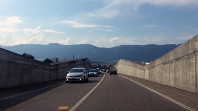 Eine Strasse mit mehreren Auos Eine Strasse mit mehreren Auos