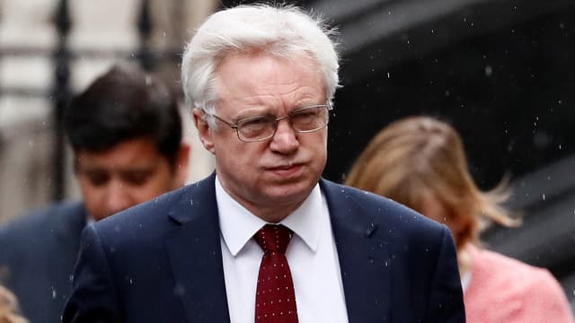 David Davis steht im Regen. David Davis steht im Regen.