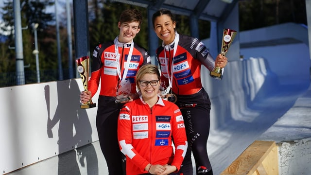 Drei Frauen mit Medaillien in einem Eiskanal. Drei Frauen mit Medaillien in einem Eiskanal.