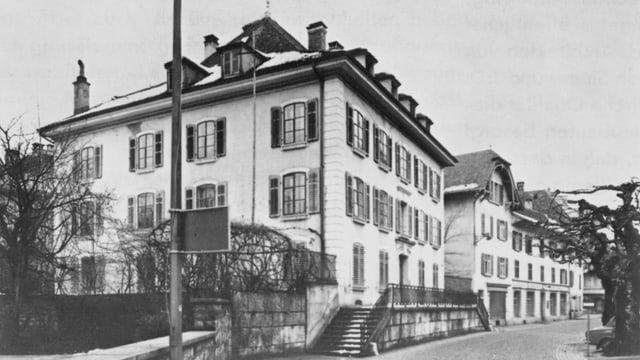 Die Stadtbibliothek am ehemaligen Platz. Die Stadtbibliothek am ehemaligen Platz.