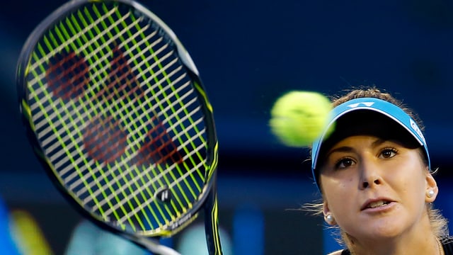Belinda Bencic guarda sin la balla da tennis Belinda Bencic guarda sin la balla da tennis
