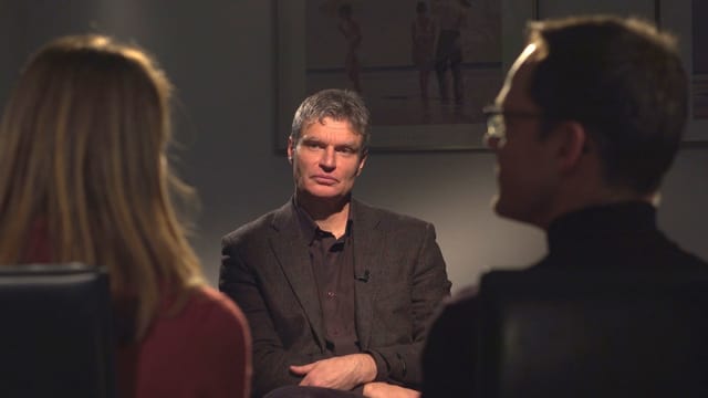 Ein Mann mit grauem Haar im dunkeln Jackett. Ein Mann mit grauem Haar im dunkeln Jackett.