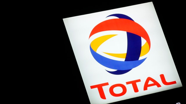 Ein Total-Logo vor Nachthimmel Ein Total-Logo vor Nachthimmel