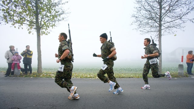 Der Frauenfelder Waffenlauf führt über die volle Marathondistanz inklusive Gepäck und Sturmgewehr: Drei Waffenläufer im Rennen Der Frauenfelder Waffenlauf führt über die volle Marathondistanz inklusive Gepäck und Sturmgewehr: Drei Waffenläufer im Rennen