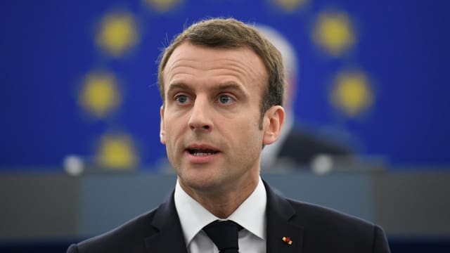 Macron vor einem EU-Emblem. Macron vor einem EU-Emblem.
