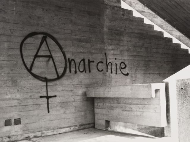 An der Wand steht: «Anarchie» An der Wand steht: «Anarchie»