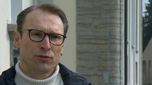 Pfarreileiter Adrian Wicki vor seiner Kirche im Luzernischen Ruswil. Pfarreileiter Adrian Wicki vor seiner Kirche im Luzernischen Ruswil.