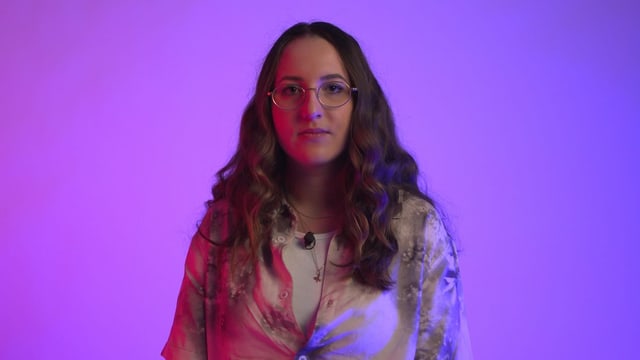 Noelia hat gewellte, braune Haare, trägt eine Brille und ein weisses Flanelhemd Noelia hat gewellte, braune Haare, trägt eine Brille und ein weisses Flanelhemd