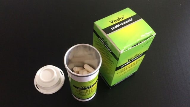 Dose, nur zur Hälfte gefüllt mit Kapseln. Dose, nur zur Hälfte gefüllt mit Kapseln.