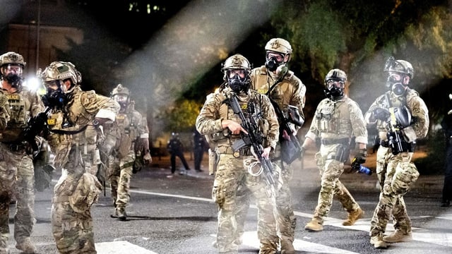 Bundespolizisten im Einsatz an einer Black Live Matters-Demonstration diese Woche. Bundespolizisten im Einsatz an einer Black Live Matters-Demonstration diese Woche.
