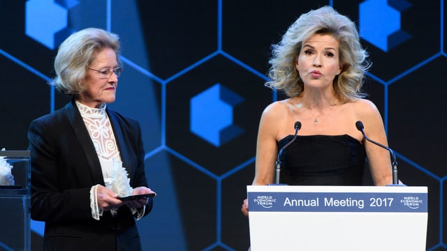 Anne Sophie Mutter hält eine Rede. Anne Sophie Mutter hält eine Rede.