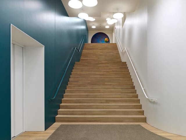 Eingangsbereich des neuen SRF-Standort mit grosser Treppe. Eingangsbereich des neuen SRF-Standort mit grosser Treppe.