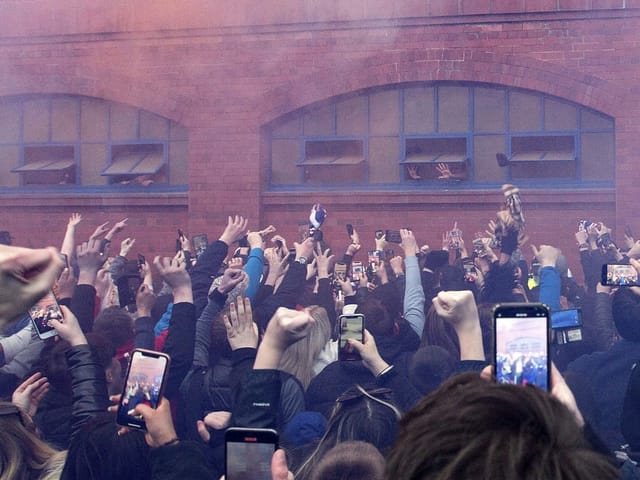 Die Glasgow Rangers sind schottischer Meister. Die Mannschaft von Trainer Steven Gerrard liess sich bereits am Samstagabend ausgiebig feiern. Mehr als ein paar winkende Hände und ab und zu ein lachendes Gesicht bekamen die Fans vor dem Ibrox-Stadion aber nicht zu sehen.
