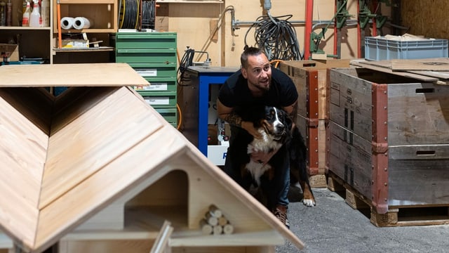 Marc Trauffer mit Hund in einer Werkstatt Marc Trauffer mit Hund in einer Werkstatt