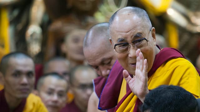 Der Dalai Lama winkt seiner Anhängerschaft zu