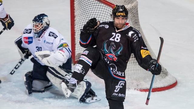 Tristan Vauclair jubelt nach einem Treffer. Tristan Vauclair jubelt nach einem Treffer.