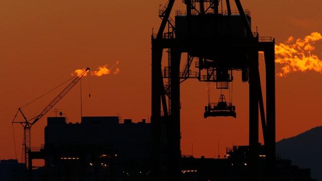 In einem chinesischen Hafen wird die Ladung eines Containerschiffes gelöscht. (reuters) In einem chinesischen Hafen wird die Ladung eines Containerschiffes gelöscht. (reuters)