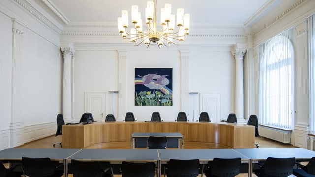 Ein leerer Gerichtssaal in einem stattlichen Gebäude mit sehr vielen Stühlen Ein leerer Gerichtssaal in einem stattlichen Gebäude mit sehr vielen Stühlen