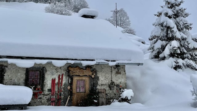 Berghütte mit viel Schnee auf dem Dach. Berghütte mit viel Schnee auf dem Dach.