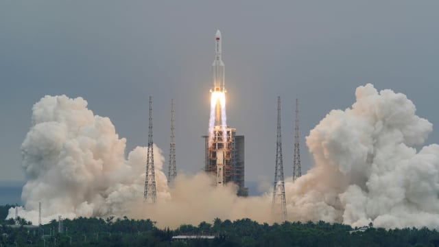 Rakete startet von einer Abflugrampe. Rakete startet von einer Abflugrampe.