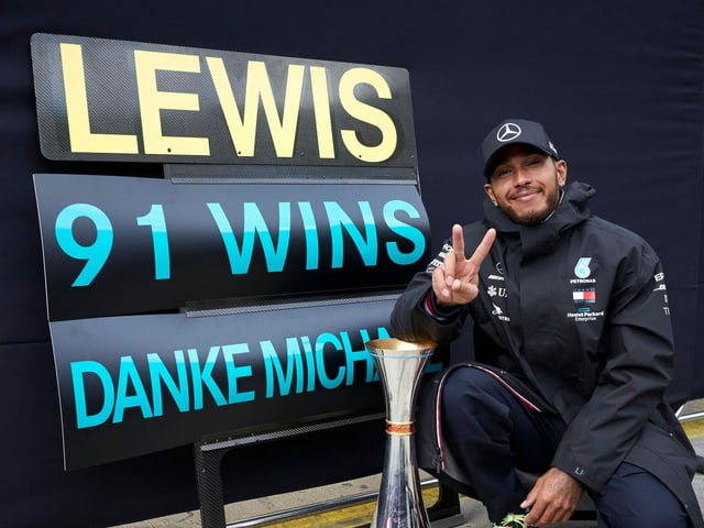 Lewis Hamilton posiert mit dem Siegerpokal Lewis Hamilton posiert mit dem Siegerpokal