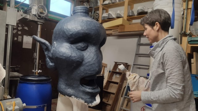 Maske mit Frau Maske mit Frau