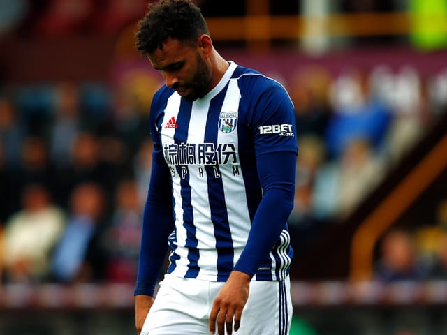 Hal Robson-Kanu verlässt mit hängendem Kopf das Feld