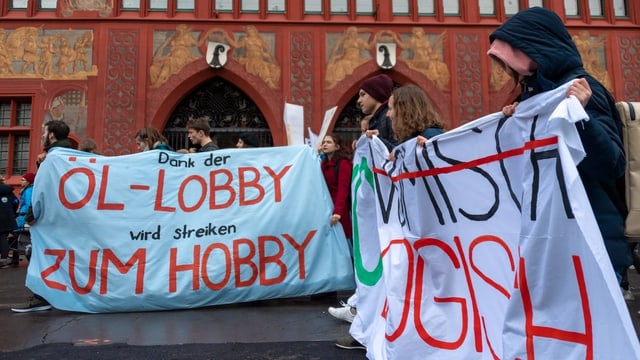 Junge Leute demonstrieren Junge Leute demonstrieren