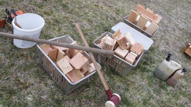 Werkzeuge und Holz am Boden Werkzeuge und Holz am Boden