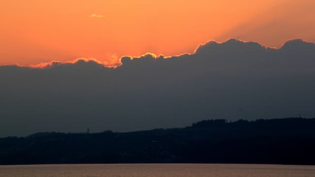 Abendstimmung am Murtensee mit dicken Wolken Richtung Jura. Abendstimmung am Murtensee mit dicken Wolken Richtung Jura.