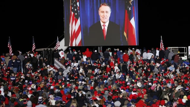 David Perdue auf einem grossen TV-Screen vor seinen Anhängern. David Perdue auf einem grossen TV-Screen vor seinen Anhängern.