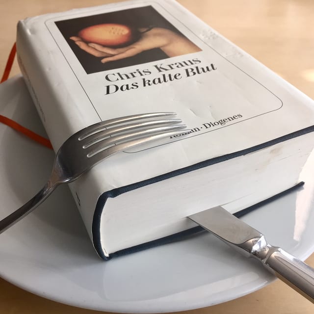 «Das kalte Buch» von Chris Kraus liegt auf einem Teller. Das Messer steckt im Buch. «Das kalte Buch» von Chris Kraus liegt auf einem Teller. Das Messer steckt im Buch.