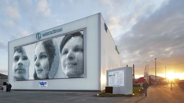 Die Kinetische Fassade zeigt die Gesichter dreier Personen an Die Kinetische Fassade zeigt die Gesichter dreier Personen an