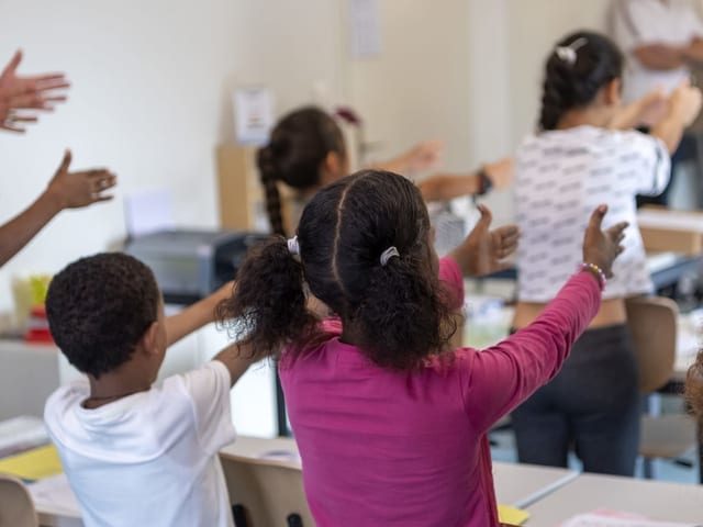 Die Kinder und Jugendlichen werden nach Alter in Gruppen aufgeteilt. Jeweils zwei Lehrpersonen unterrichten sie gemeinsam. Die Kinder und Jugendlichen werden nach Alter in Gruppen aufgeteilt. Jeweils zwei Lehrpersonen unterrichten sie gemeinsam.