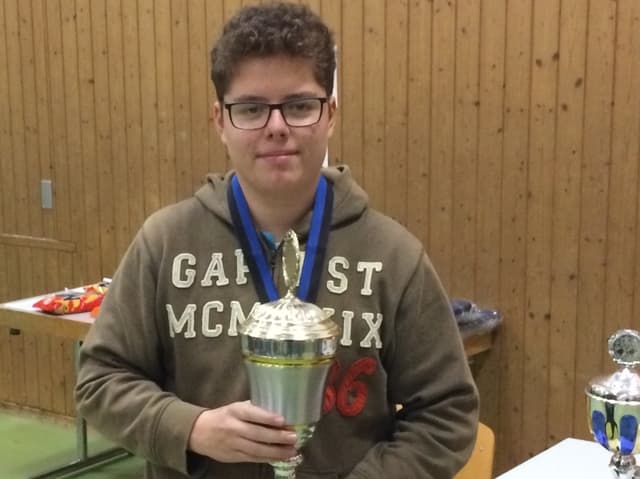 Ein Jugendlicher mit einem Pokal