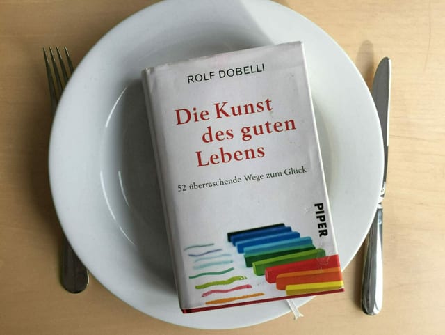 Buch auf einem weissen Teller Buch auf einem weissen Teller