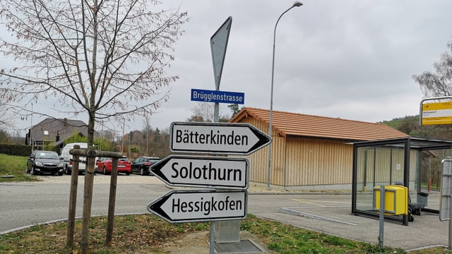 Wegweiser vor einem Bushaltehäuschen Wegweiser vor einem Bushaltehäuschen