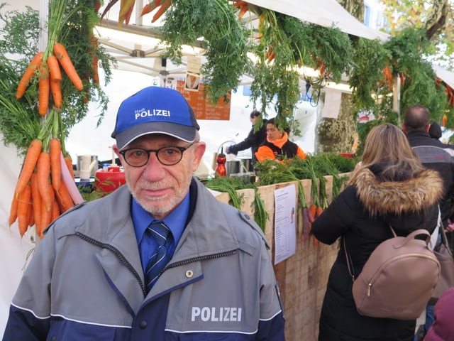 Mann in Polizeiuniform Mann in Polizeiuniform