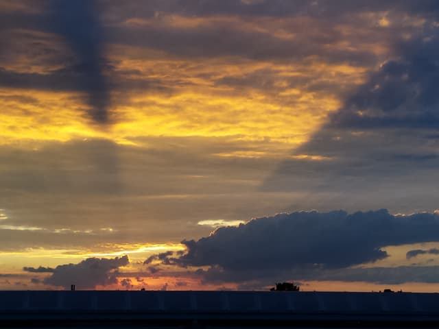 Sonne-Wolken-Gemisch am Abend über Basel.