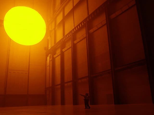Eine künstliche Sonne im Tater Modern Museum.