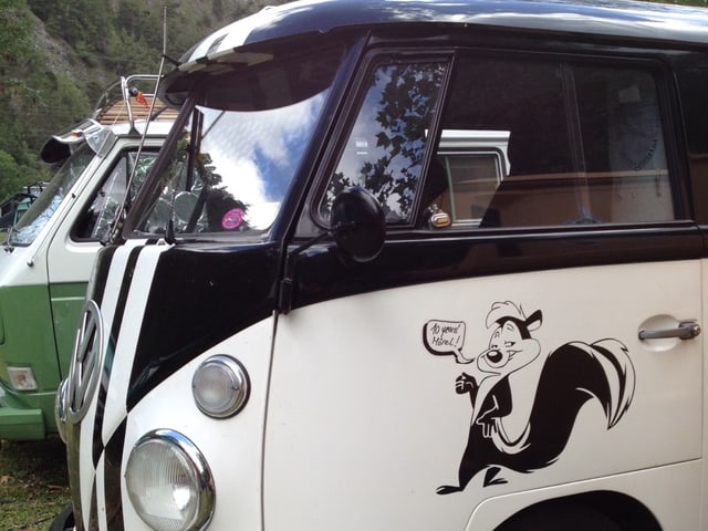 VW T2 mit Stinktier-Aufkleber.