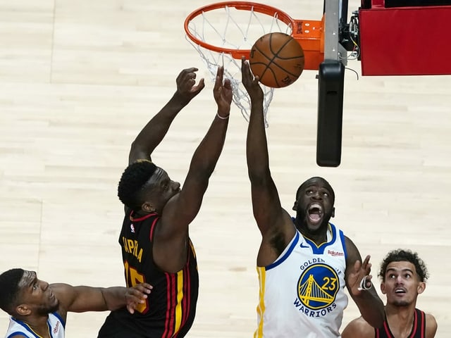 Clint Capela und Draymond Green kämpfen unter dem Korb um den Ball. Clint Capela und Draymond Green kämpfen unter dem Korb um den Ball.
